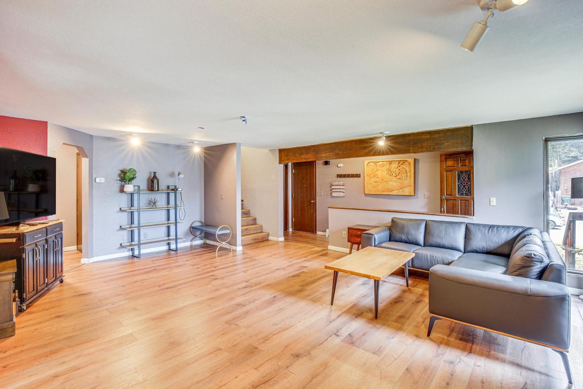 Near Downtown And Fishing Escape! Holiday home
